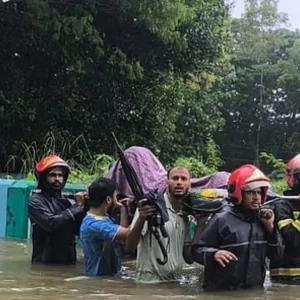 প্রসব বেদনায় কাতরাচ্ছিলে নারী, বুকসমান পানি পেরিয়ে উদ্ধারে ফায়ার সার্ভিস