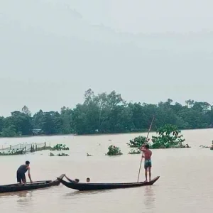 মেয়েদের নিয়ে আশ্রয়ে যাচ্ছিলেন বাবা, নৌকা উল্টে ভেসে গেল ২ মেয়ে