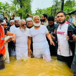 বন্যাকবলিত চট্টগ্রামে জামায়াত আমির, দুর্গতদের মধ্যে ত্রাণ বিতরণ