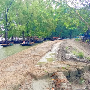 এক যুগেও সংস্কার হয়নি কয়রার নদী রক্ষা বেড়িবাঁধ
