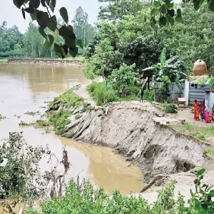 ‘রিলিফের পোটলা চাই না, গাঙ ঠেকান’