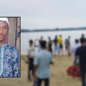 পাহাড়ি ঢলে আসা লাকড়ি ধরতে গিয়ে নদীতে ভেসে গেছে যুবক