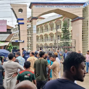 এইচএসসির প্রশ্ন কঠিন হওয়ায় ‘ভুয়া, ভুয়া’ স্লোগানে পরীক্ষা কেন্দ্রে হামলা