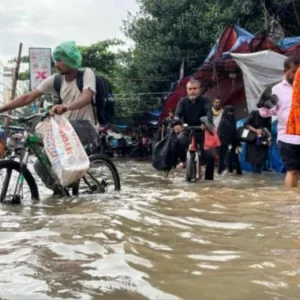 ভোর থেকেই ঢাকায় বৃষ্টি, জলাবদ্ধতায় জনদুর্ভোগ, কিছু স্কুলে পরীক্ষা বন্ধ
