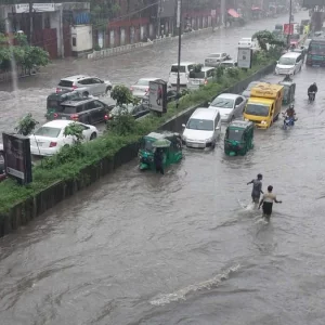 টানা ভারি বৃষ্টিতে জলাবদ্ধ রাজধানী, ভোগান্তিতে নগরবাসী