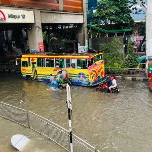 রাজধানীজুড়ে জলাবদ্ধতা, অপ্রয়োজনীয় ভ্রমণ পরিহারের পরামর্শ পুলিশের