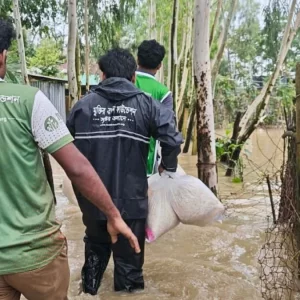 বন্যার্তদের পাশে মুক্তির বন্ধন ফাউন্ডেশনএর স্বেচ্ছাসেবীরা