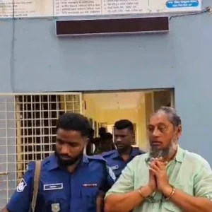 ছদ্মবেশে অফিসে ঢুকে শিক্ষা কর্মকর্তাকে কুড়াল দিয়ে কোপালেন প্রধান শিক্ষক
