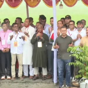 বরিশালে পৌঁছেছেন প্রধানমন্ত্রী তারেক রহমান, করলেন বৃক্ষরোপণ কর্মসূচির উদ্বোধন