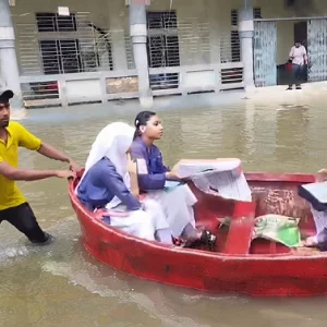 জলাবদ্ধ কুমিল্লায় নৌকায় চড়ে এইচএসসি পরীক্ষাকেন্দ্রে শিক্ষার্থীরা