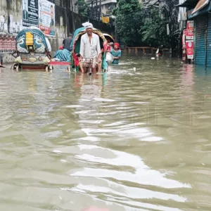 বৃষ্টিতে রাজধানীর সড়কে জলাবদ্ধতা, সময় নিয়ে বের হওয়ার পরামর্শ পুলিশের
