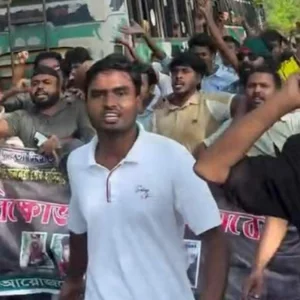 গোপালগঞ্জে নিষিদ্ধ ছাত্রলীগের মিছিল, বাধা দেওয়ায় বিএনপির নেতাকর্মীদের মারধর ও বাইকে আগুন