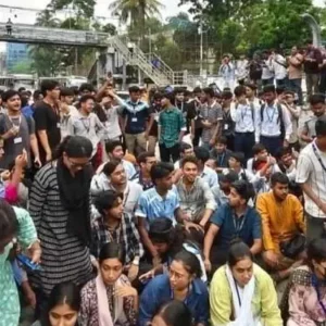 ‘আমি কে তুমি কে, পোল্ট্রি পোল্ট্রি’- স্লোগানে সায়েন্সল্যাব অবরোধ