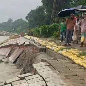 লৌহজংয়ে নির্মাণের দেড় মাসেই বাঁধে ধস, আতঙ্কে নির্ঘুম নদীপারের মানুষ