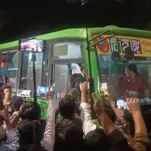 পুলিশের লাঠিপেটার পর ফের সংসদ এলাকায় শিক্ষার্থীদের অবরোধ, বাস ভাঙচুর