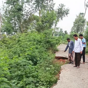 ভারী বৃষ্টিতে তানোরে বন্যা নিয়ন্ত্রণ বাঁধে ভাঙনের শঙ্কা
