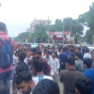 শিক্ষামন্ত্রীর পদত্যাগের দাবিতে জেলায় জেলায় মহাসড়ক অবরোধ ও বিক্ষোভ