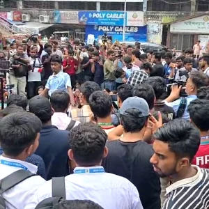 ‘তুমি কে, আমি কে ফার্মের মুরগি’- স্লোগানে সায়েন্সল্যাব অবরোধ