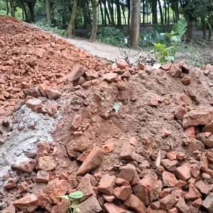 সড়ক নির্মাণে নিম্নমানের ইটের খোয়া, অপসারণের নির্দেশ এলজিইডির