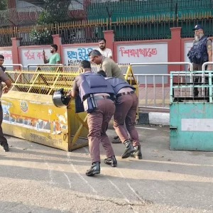 শিক্ষা ভবনের সামনে থেকে সরে গেলেন শিক্ষার্থীরা