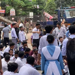 দ্বিতীয় দিনের মতো রাজধানীর বিভিন্ন সড়কে শিক্ষার্থীরা