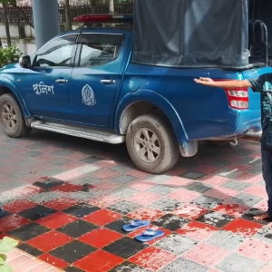 থানা প্রাঙ্গণে গায়ে কেরোসিন ঢেলে আগুন দেওয়ার চেষ্টা ৭ মামলার আসামির