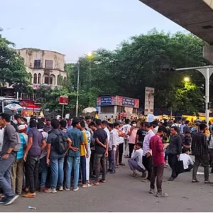 শাহবাগ মোড় অবরোধ করল শিক্ষার্থীরা, যান চলাচল বন্ধ