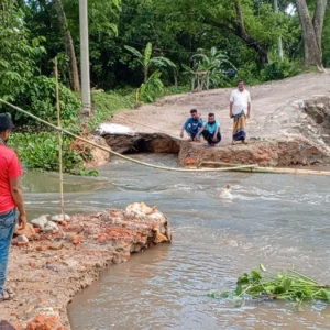 আখাউড়ায় পাহাড়ি ঢলে ভেঙে পড়লো সড়ক, যান চলাচল বন্ধ