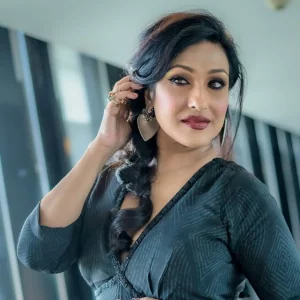 আমার একটাই বদ অভ্যাস বারবার চুলে হাত দিই: ঋতুপর্ণা সেনগুপ্ত