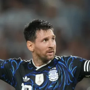ম্যারাডোনাকে জয় উৎসর্গ করে মেসি বললেন ‘উপহার’