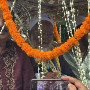 এক মসজিদেই ৫০ বছর ইমামতি, ফুলসজ্জিত ঘোড়ার গাড়িতে ইমামকে বিদায়