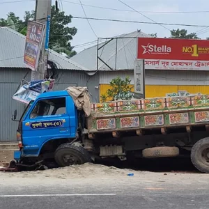 সিরাজগঞ্জে বালুবাহী ট্রাকচাপায় ভ্যানচালক নিহত, আহত ১