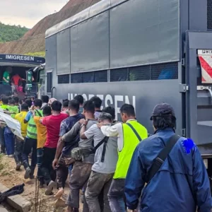 মালয়েশিয়ায় অভিযানে ৮১ জন বাংলাদেশিসহ ১১৩ অবৈধ অভিবাসী আটক