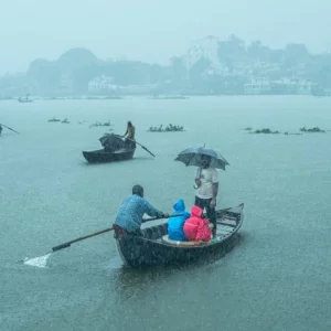 সন্ধ্যার মধ্যে ঢাকাসহ ১৩ অঞ্চলে বজ্রবৃষ্টির আশঙ্কা, নদীবন্দরে সতর্কতা