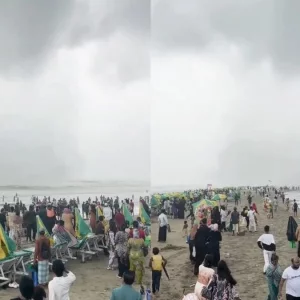কক্সবাজার সৈকতে হঠাৎ টর্নেডোর আঘাত, আতঙ্কে শহর ছাড়ছেন পর্যটকেরা