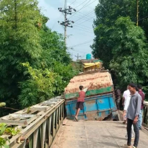 রাঙ্গামাটিতে ট্রাকসহ ভেঙে পড়লো সেতুর পাটাতন, যান চলাচল বন্ধ