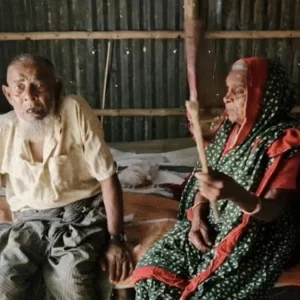 ১০ সন্তানের বাবা-মা, তবু জোটে না দুবেলা খাবার; ভাঙা ঘরে মৃত্যুর প্রহর গুনছেন দম্পতি