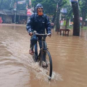 সাতক্ষীরায় টানা বৃষ্টিতে জলাবদ্ধতার কবলে বিস্তীর্ণ এলাকা