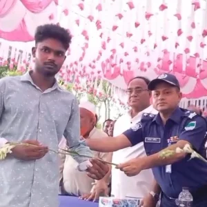 পুলিশ সুপারের হাতে থেকে ফুল নিয়ে ১৭ মাদকসেবীর আত্মসমর্পণ