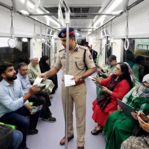 মেট্রোতে হেডফোন ছাড়া ভিডিও দেখলেই জরিমানা