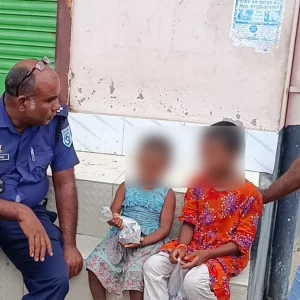 ‘থাকো, টাকা নিয়ে আসি’ বলে দুই সন্তানকে রাস্তায় রেখে উধাও মা