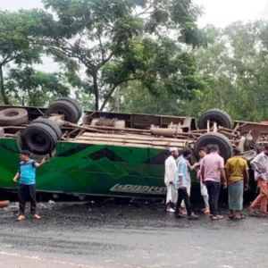 সীতাকুণ্ডে যাত্রীবাহী বাস উল্টে নিহত ১, আহত ৬