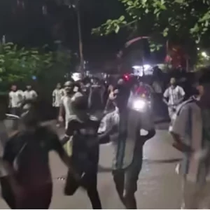 বিশ্বকাপ ফাইনাল: ব্যারিকেড ভেঙে ঢাকা বিশ্ববিদ্যালয়ে ঢুকেছেন লোকজন