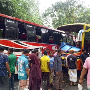 পাবনায় দুই বাসের মুখোমুখি সংঘর্ষ, আহত ১০