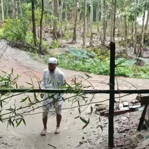 চাঁদপুরে মসজিদের প্রবেশপথে দেওয়া হলো বাঁশের বেড়া
