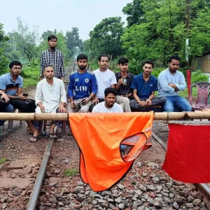 ট্রেনে রাবি শিক্ষার্থীকে মারধরের প্রতিবাদে রাজশাহীর সঙ্গে সারাদেশের রেল যোগাযোগ বন্ধ