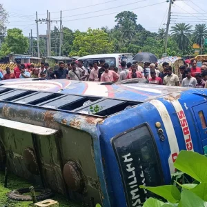 মেহেরপুরে ট্রাকের সঙ্গে সংঘর্ষে যাত্রীবাহী বাস খাদে, আহত ১২
