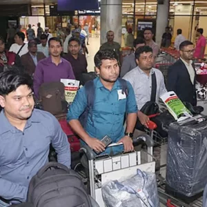 পারস্য উপসাগরে ১১৫ দিন আটকে থাকা সেই ১৭ নাবিক দেশে ফিরেছেন