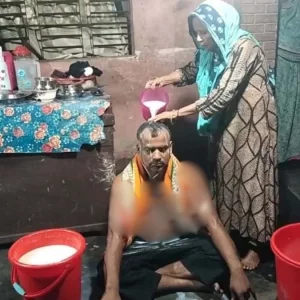 দুধ দিয়ে গোসল করে মাদক ব্যবসা ছাড়ার ঘোষণা যুবকের