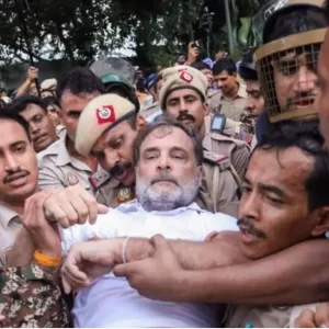 আটকের সময় পুলিশ কানে কানে বলেছে ‘মোদি সরকারের পতন ঘটাও’: রাহুল গান্ধী